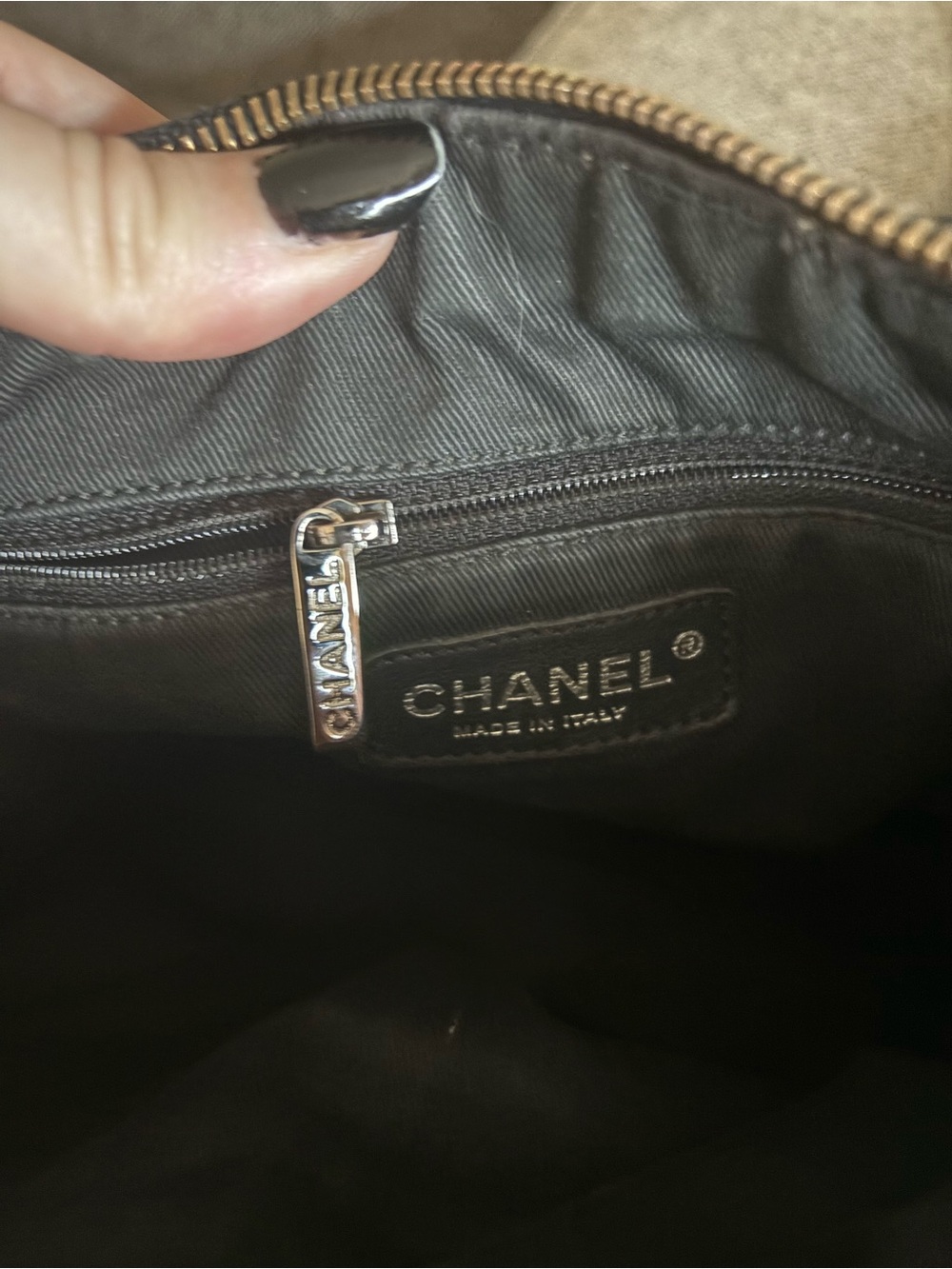 Traded. (Do not buy) Chanel Black Leather Shoulder Bag with Embossed Logo - Picture 7 of 16